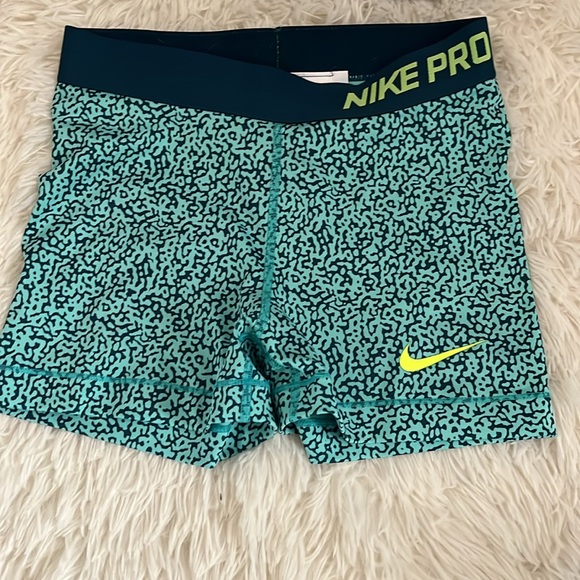 Pattern Nike Pros! Size Small. Like New - Picture 2 of 3